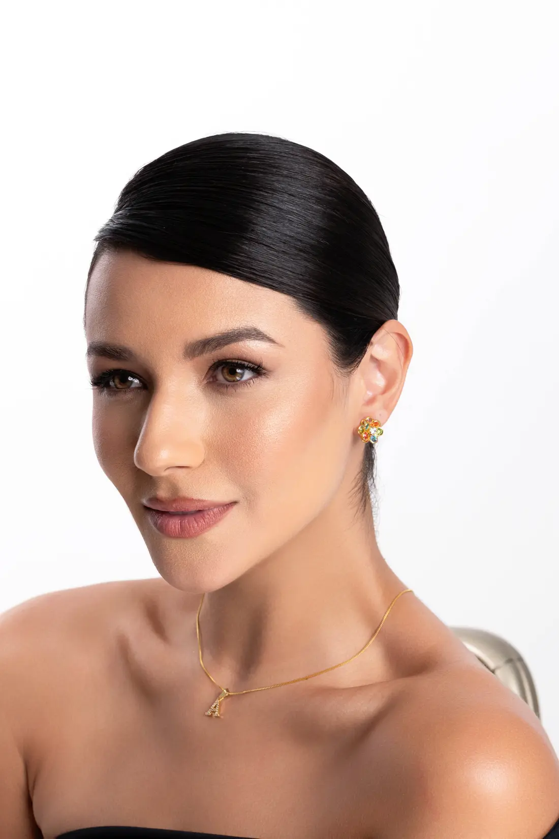 Retrato de modelo usando brincos Gotas de Ouro