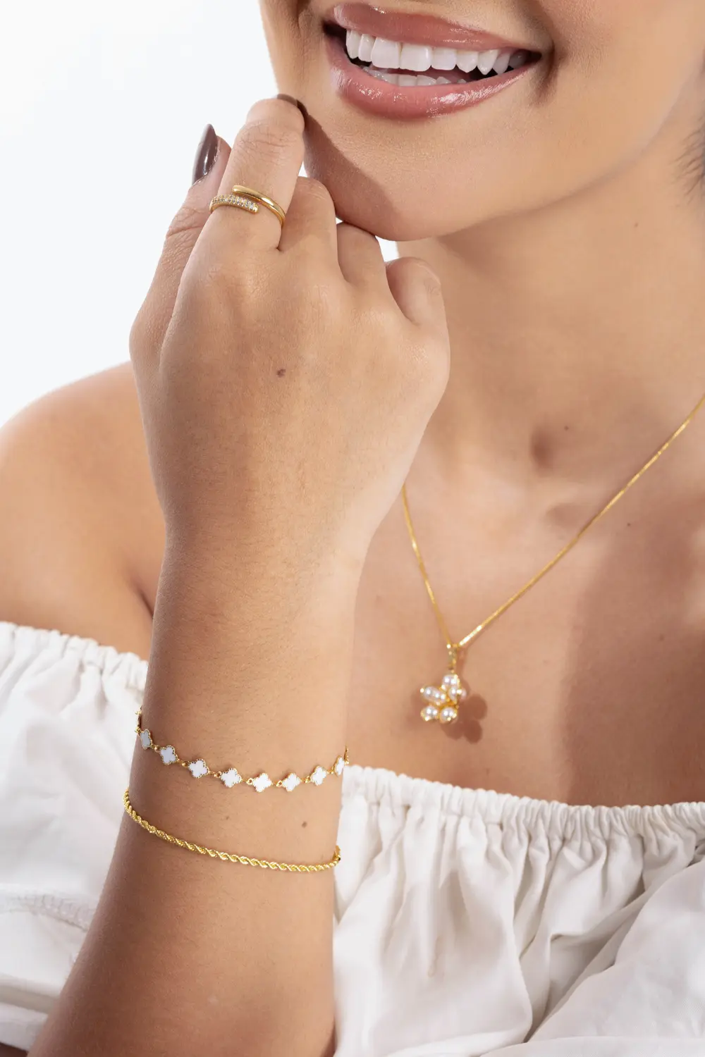Pulseiras douradas delicadas no pulso